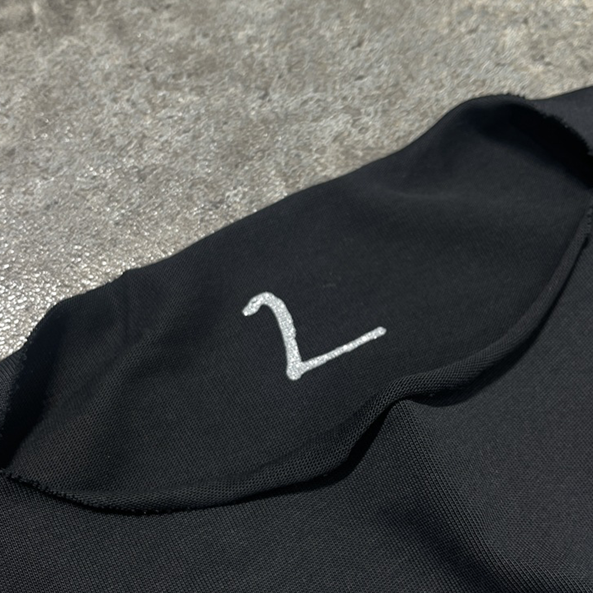 A ALL BLACK SHORTSLEEVE LONE INSPO TEE